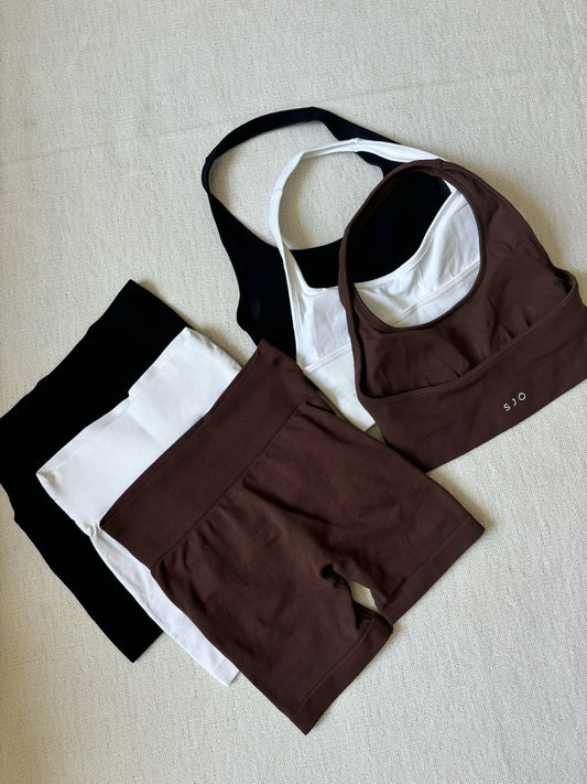 BRIGITTA SEAMLESS HALTER CROP / BROWN
