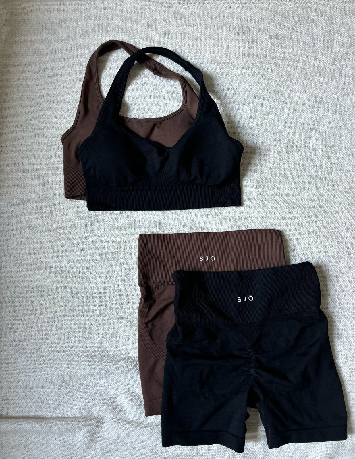 SEAMLESS SCRUNCH SHORTS - BLACK