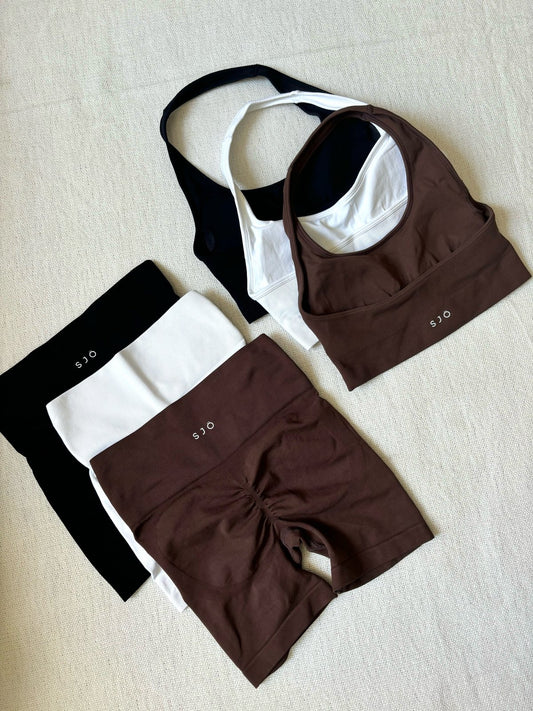 SEAMLESS SCRUNCH SHORTS / BROWN