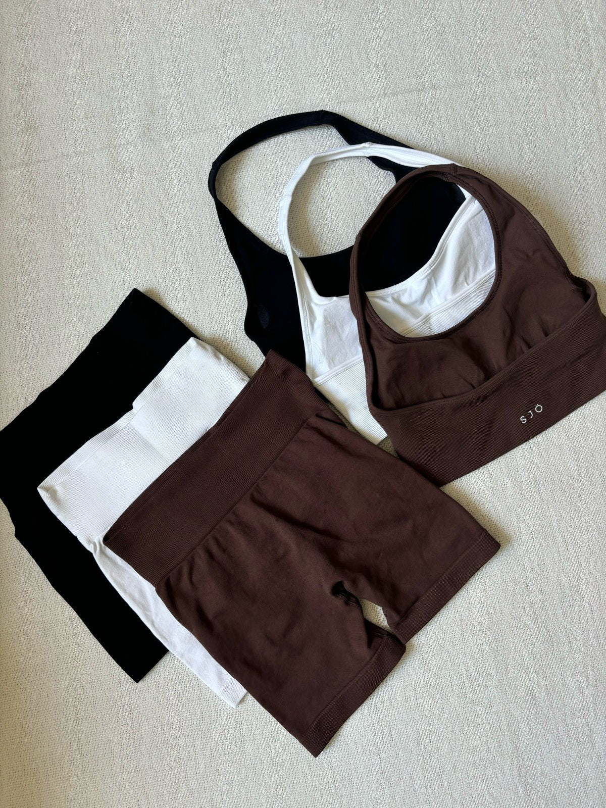 BRIGITTA SEAMLESS HALTER CROP / BROWN 