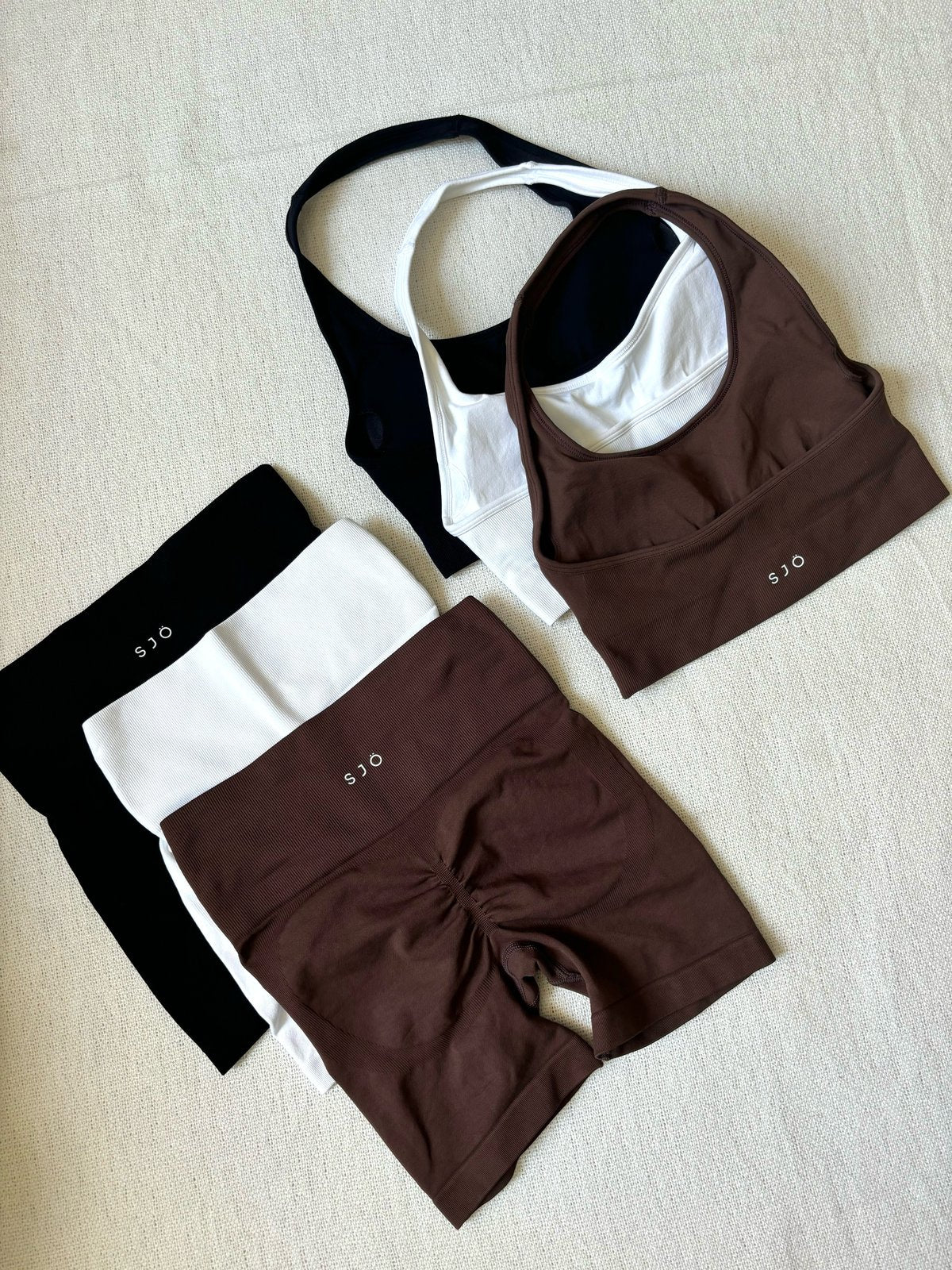 BRIGITTA SEAMLESS HALTER CROP / BROWN 